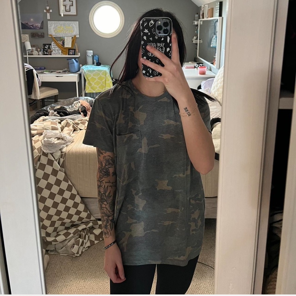 Forever 21 Women's Green Camouflage Short Sleeve Tee
